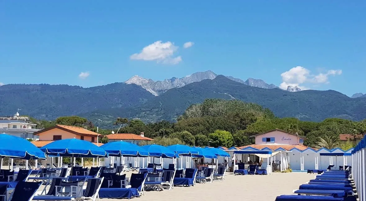 Insegna storica del Bagno Carla con Alpi Apuane sullo sfondo, Vittoria Apuana