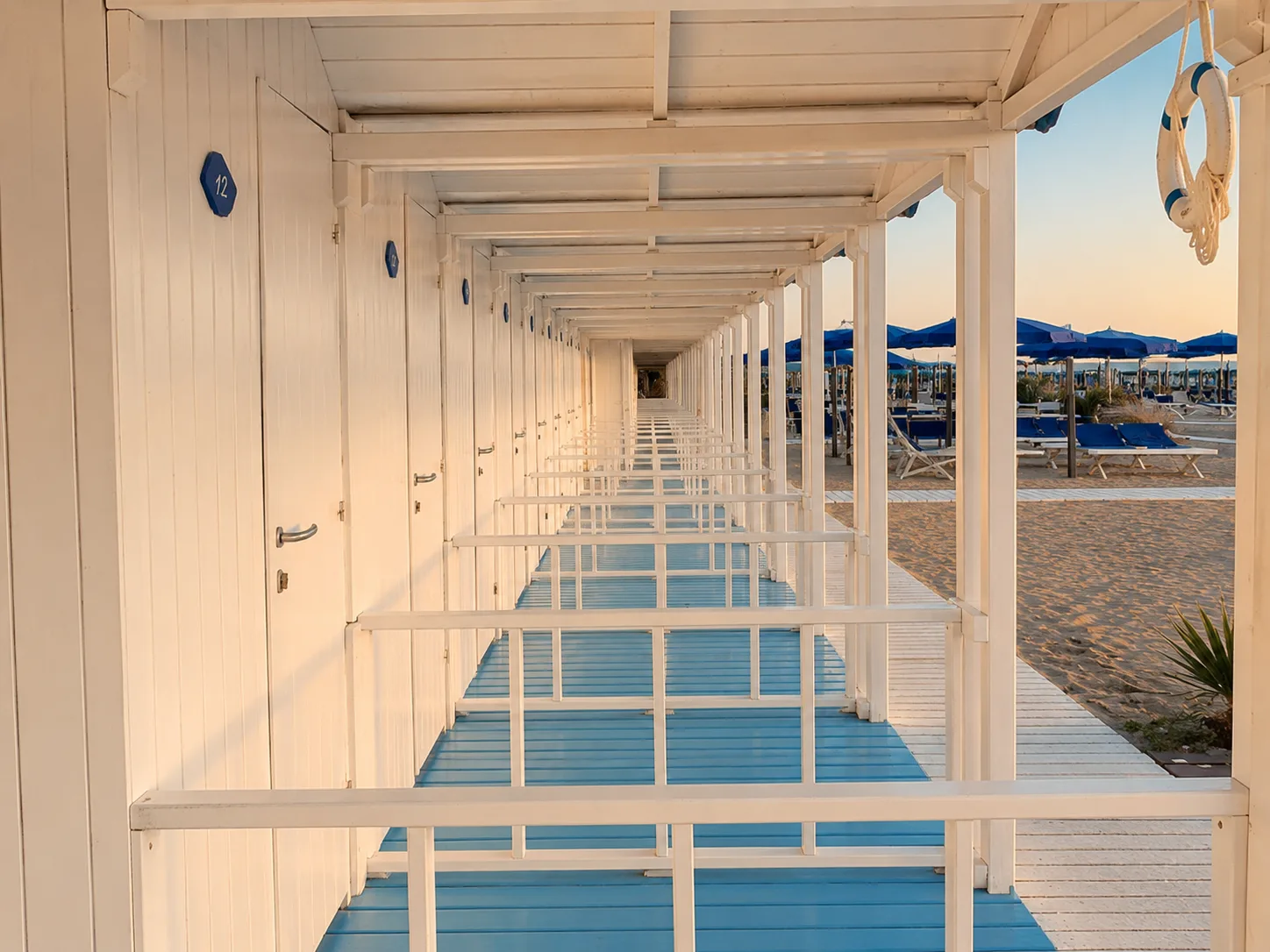 Corridoio delle cabine private del Bagno Carla al tramonto, Forte dei Marmi