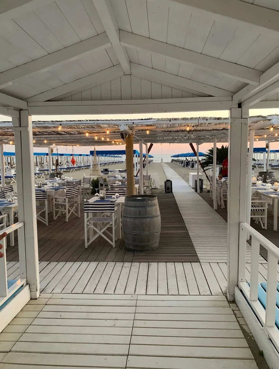 Interno del ristorante del Bagno Carla con tetto a capanna in legno bianco