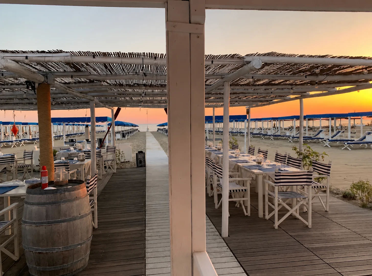 Ristorante del Bagno Carla al tramonto, tavoli e ombrelloni sul mare, Forte dei Marmi