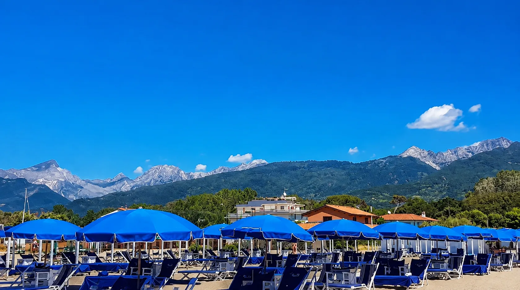 Spiaggia del Bagno Carla con vista sulle Alpi Apuane, Vittoria Apuana