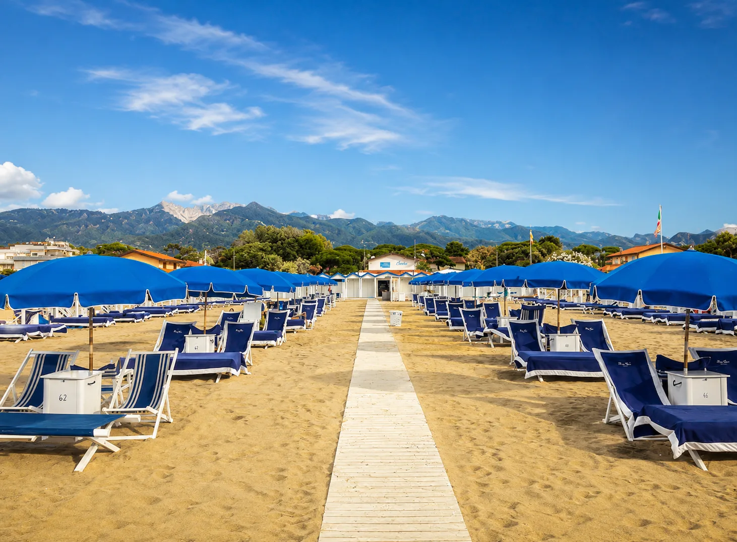 Passerella centrale della spiaggia del Bagno Carla con ombrelloni e Alpi Apuane, Forte dei Marmi