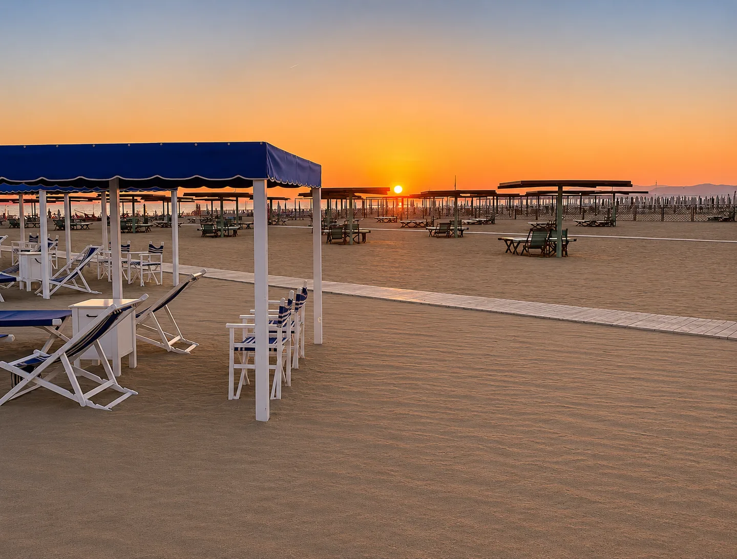Gazebo bianco al tramonto sulla spiaggia del Bagno Carla, Forte dei Marmi
